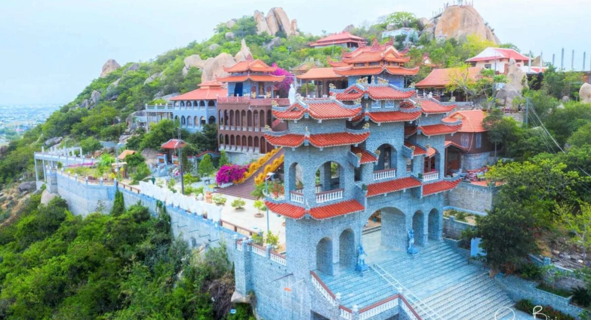 Khám Phá Vĩnh Hy - Hang Rái: Trọn Gói Tour Ninh Thuận 3 Ngày 2 Đêm 1 Chùa Trùng Sơn Cổ Tự tọa lạc trên núi Đá Chồng với tầm nhìn ra biển Ninh Chữ