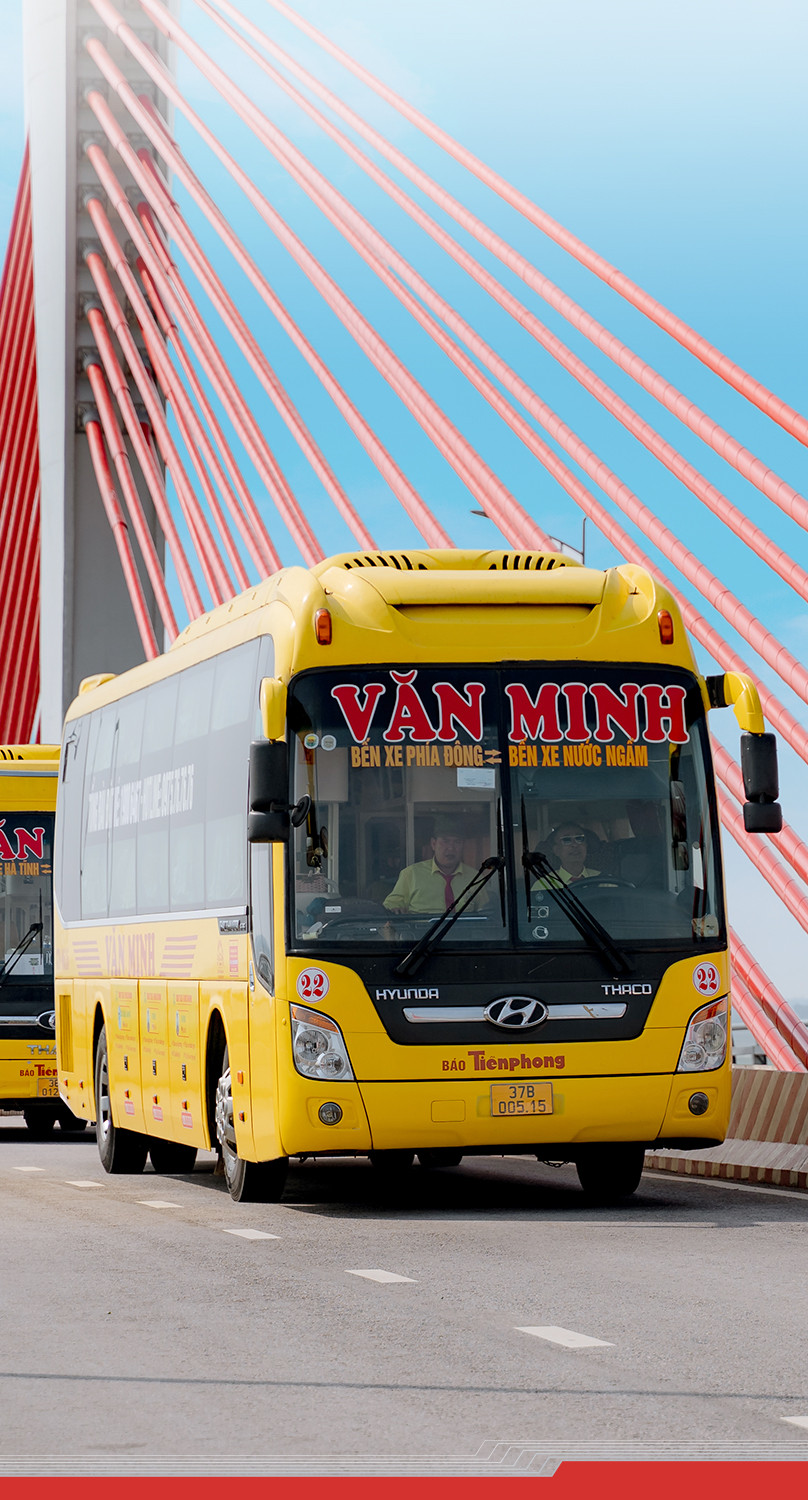 Hình ảnh xe khách Văn Minh đang chạy trên đường, thể hiện dịch vụ vận tải