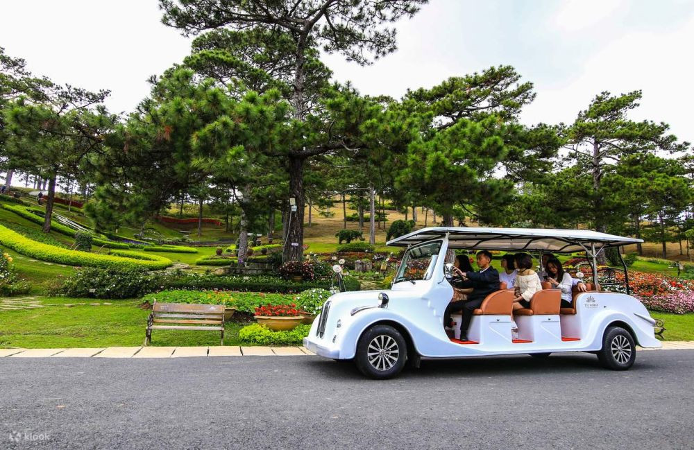 Thung Lũng Tình Yêu Đà Lạt: Cẩm Nang Khám Phá Từ A-Z Cho Chuyến Đi Hoàn Hảo 4 Vé Thung lũng Tình Yêu có nhiều mức giá và đều bao gồm dịch vụ xe điện vận chuyển để tham quan khu du lịch