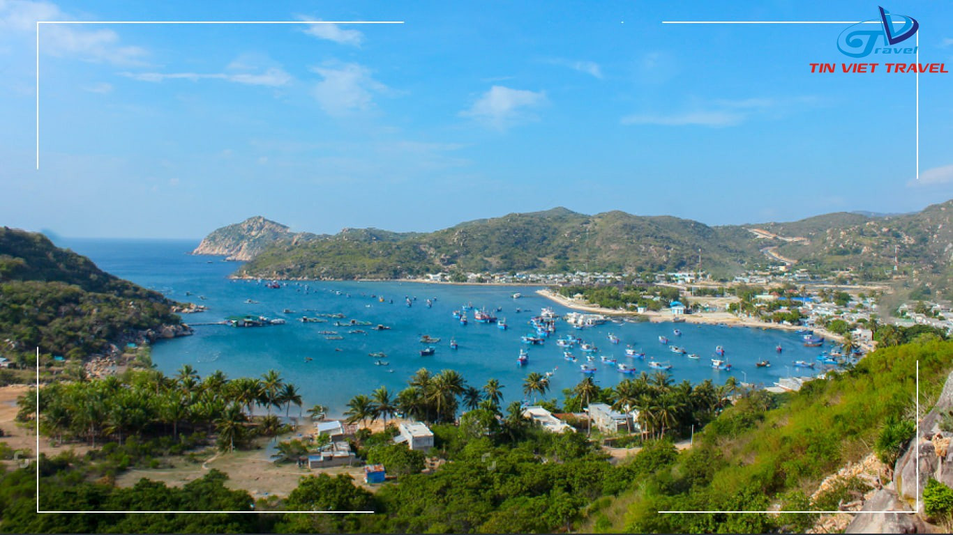 Vịnh Vĩnh Hy với làn nước biển xanh ngắt bao quanh bởi những ngọn núi đá
