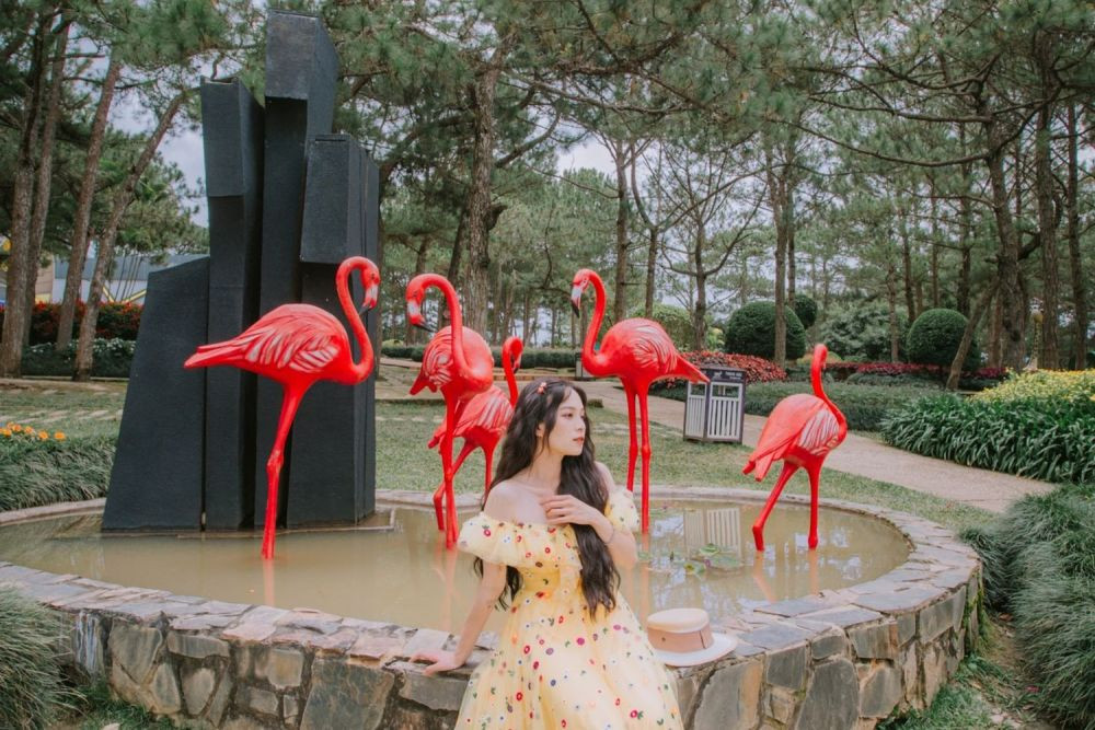 Thung Lũng Tình Yêu Đà Lạt: Cẩm Nang Khám Phá Từ A-Z Cho Chuyến Đi Hoàn Hảo 11 Vườn Hồng Hạc có nhiều mô hình chim hồng hạc duyên dáng, nổi bật để bạn chụp ảnh