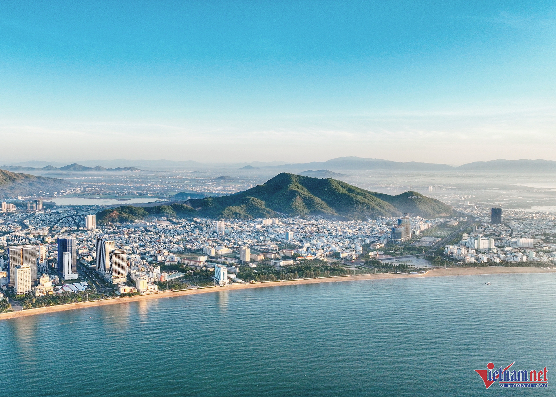 Bãi biển Quy Nhơn, Bình Định với khu đô thị hiện đại