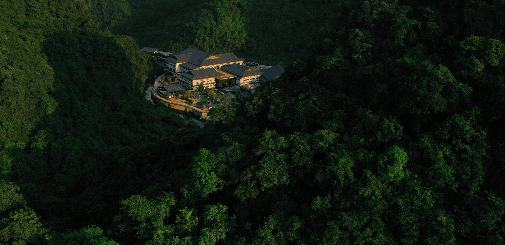 Khám Phá Yoko Onsen Quang Hanh: Trải Nghiệm Onsen Chuẩn Nhật Giữa Lòng Vịnh Di Sản 1 Toàn cảnh khu nghỉ dưỡng Yoko Onsen Quang Hanh với kiến trúc Nhật Bản hài hòa cùng thiên nhiên