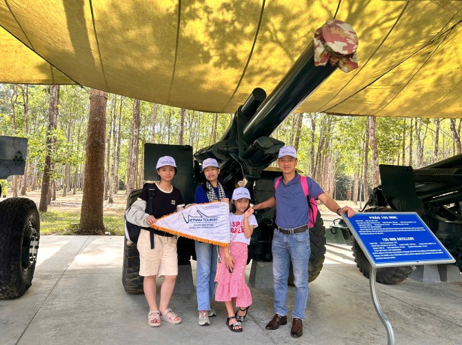 Du khách trải nghiệm chui hầm địa đạo Củ Chi, khám phá cuộc sống dưới lòng đất