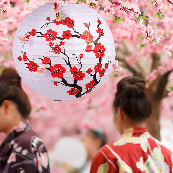 Đèn lồng hoa anh đào với chất liệu lụa mịn và họa tiết vẽ tay tỉ mỉ