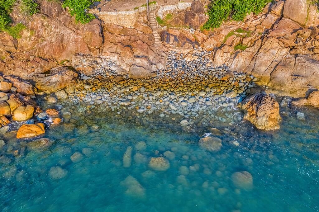 Bãi tắm Hoàng Hậu với những viên đá tròn, mịn màng