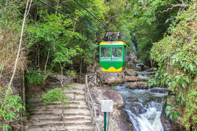 Ngắm toàn cảnh thác Datanla từ cabin cáp treo hiện đại