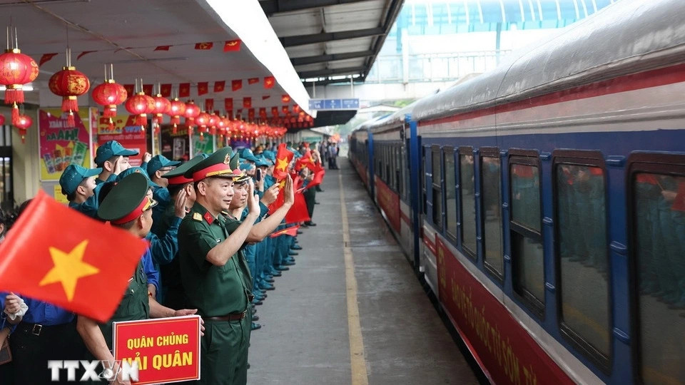 Quân đội tham gia diễu binh, diễu hành