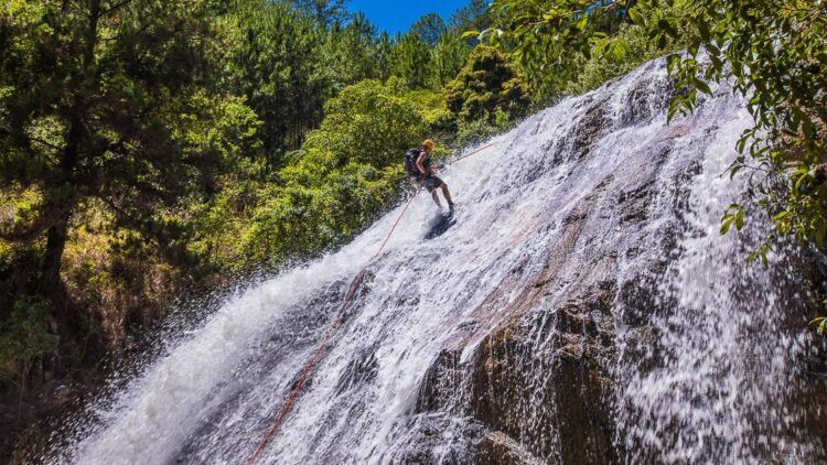 Thử thách đu dây vượt thác Canyoning tại Datanla