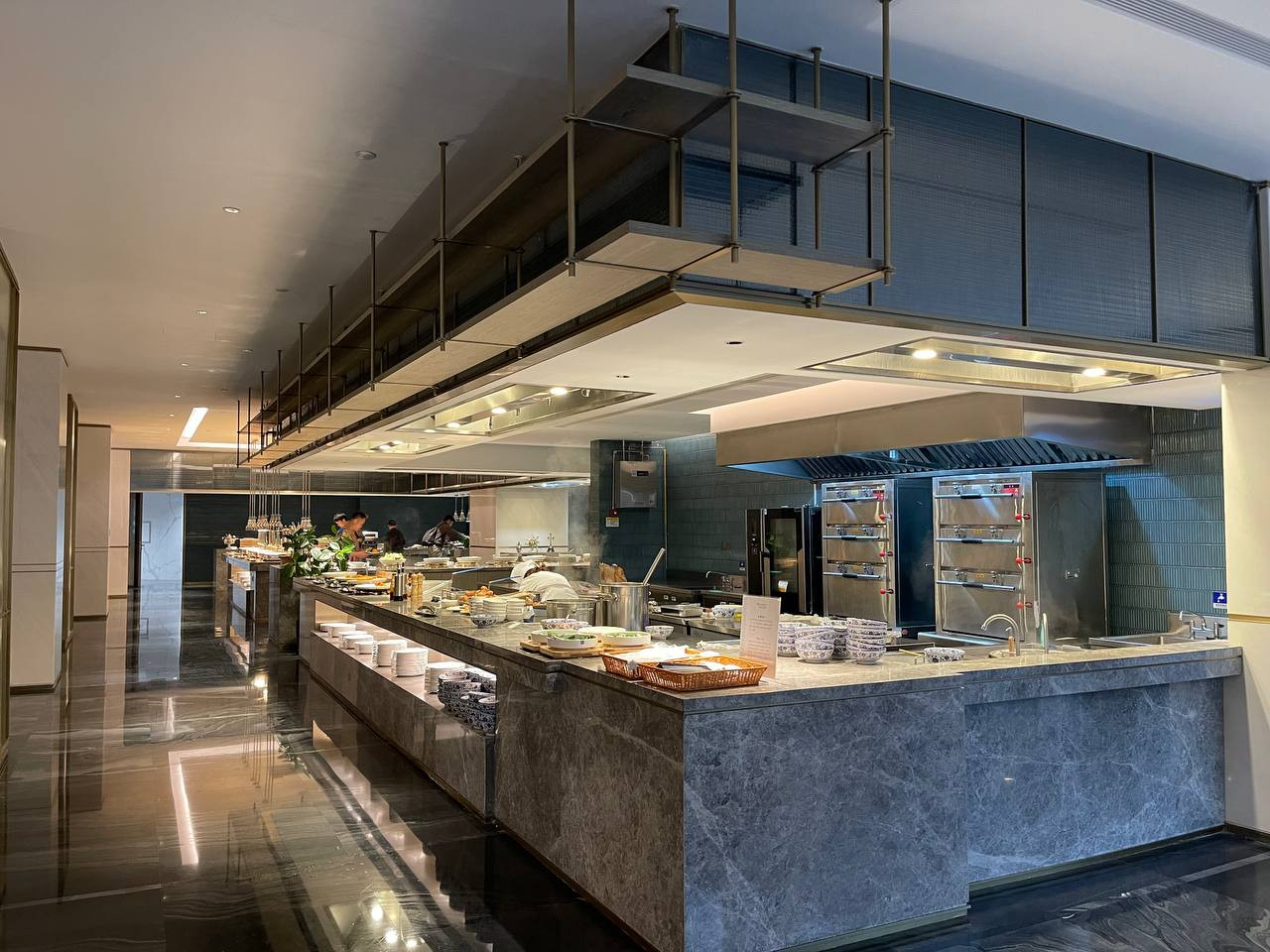 Phòng khách sạn hiện đại với nội thất tiện nghi