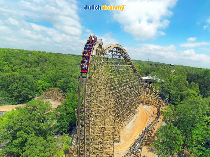 Du khách tham gia trò chơi mạo hiểm tại Everland Hàn Quốc