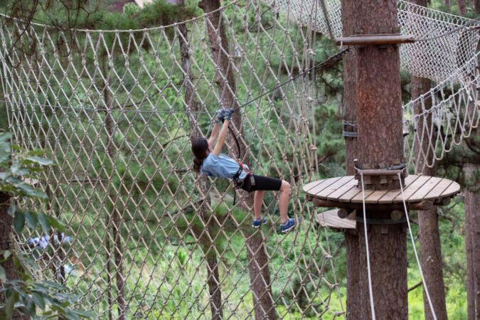 Du khách vượt qua thử thách High Rope Course trên cao