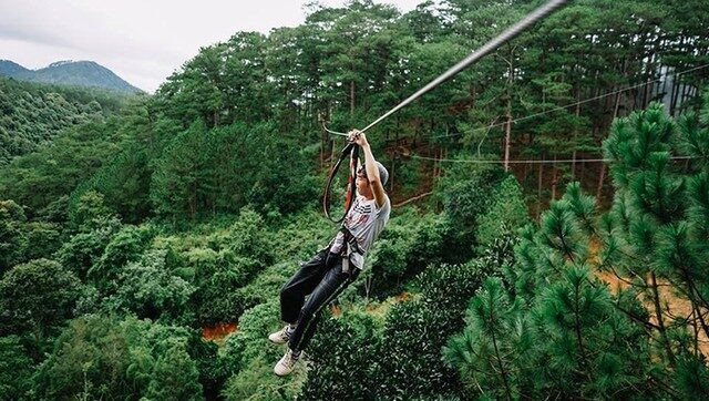 Du khách trượt Zipline băng qua tán rừng Datanla