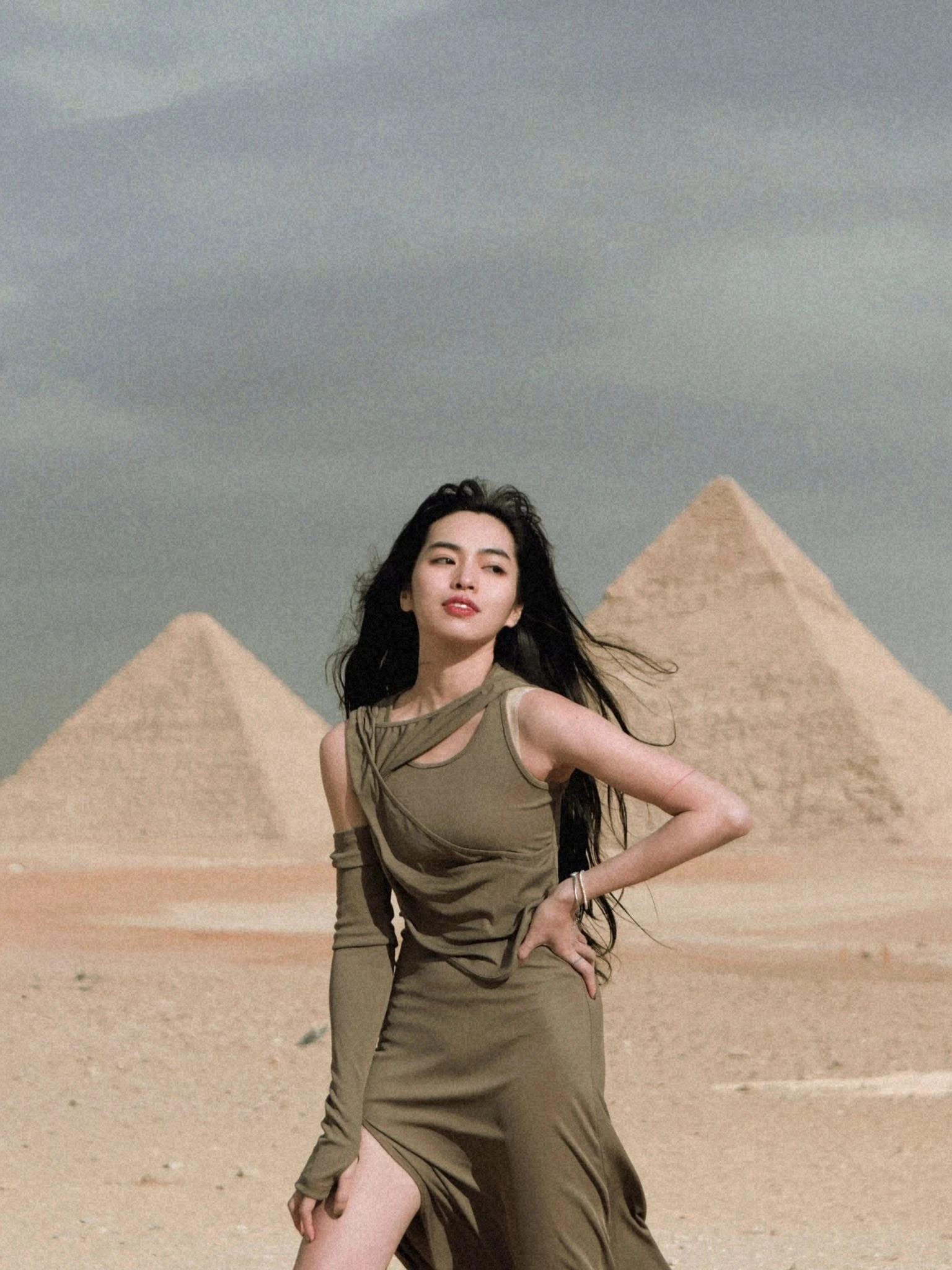 Khách du lịch chiêm ngưỡng kiến trúc đồ sộ của Kim Tự Tháp Giza