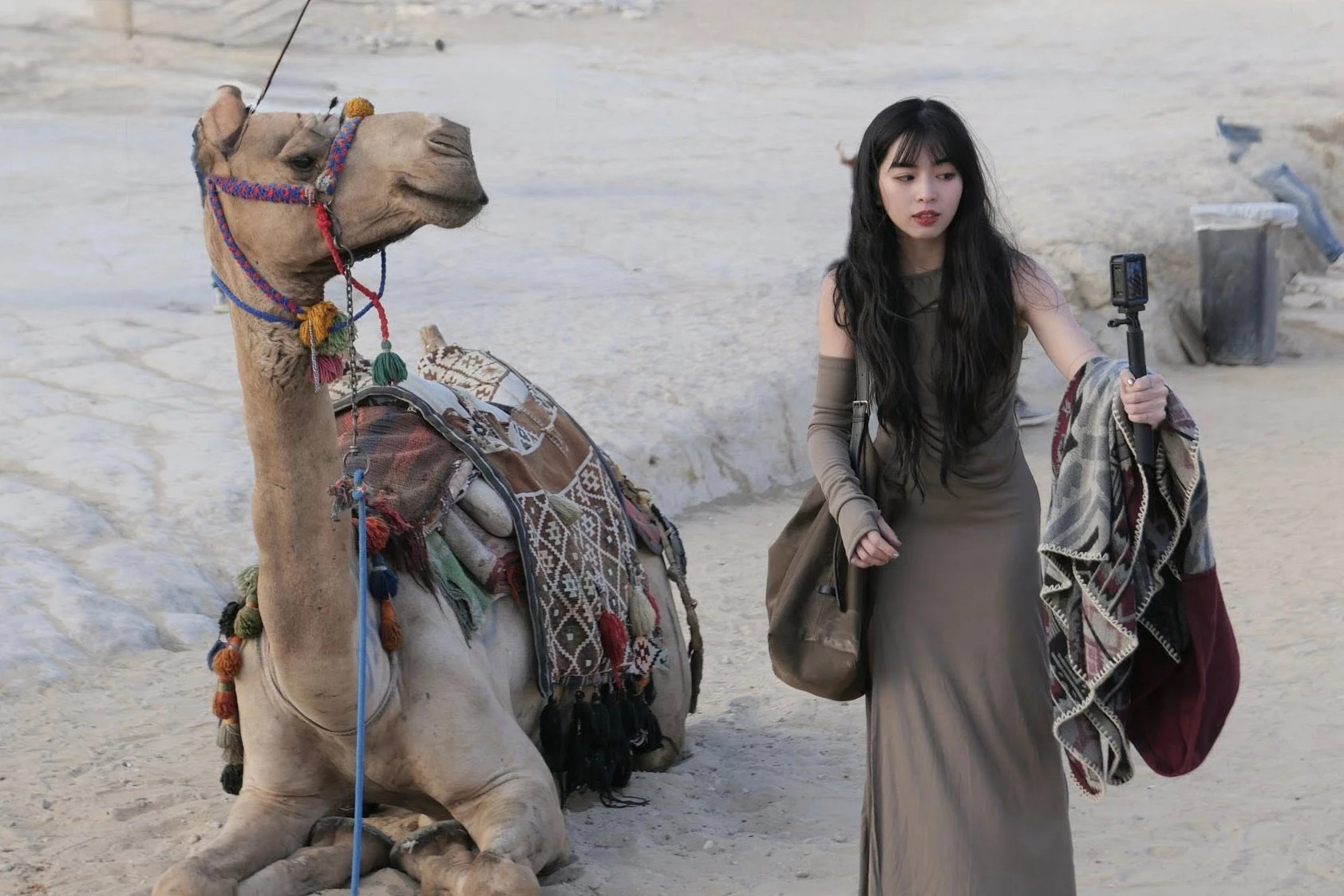 Du khách tạo dáng chụp ảnh với lạc đà tại khu vực Kim Tự Tháp Giza