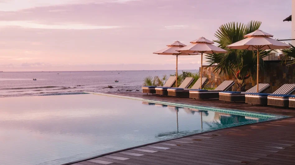 Hồ bơi vô cực tại Edensee Kê Gà với tầm nhìn ra biển xanh