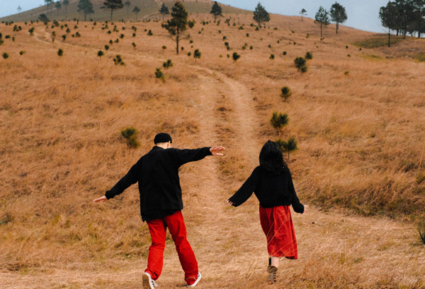 Hình ảnh một phần Đồi Phượng Hoàng với cỏ cháy vào mùa đông