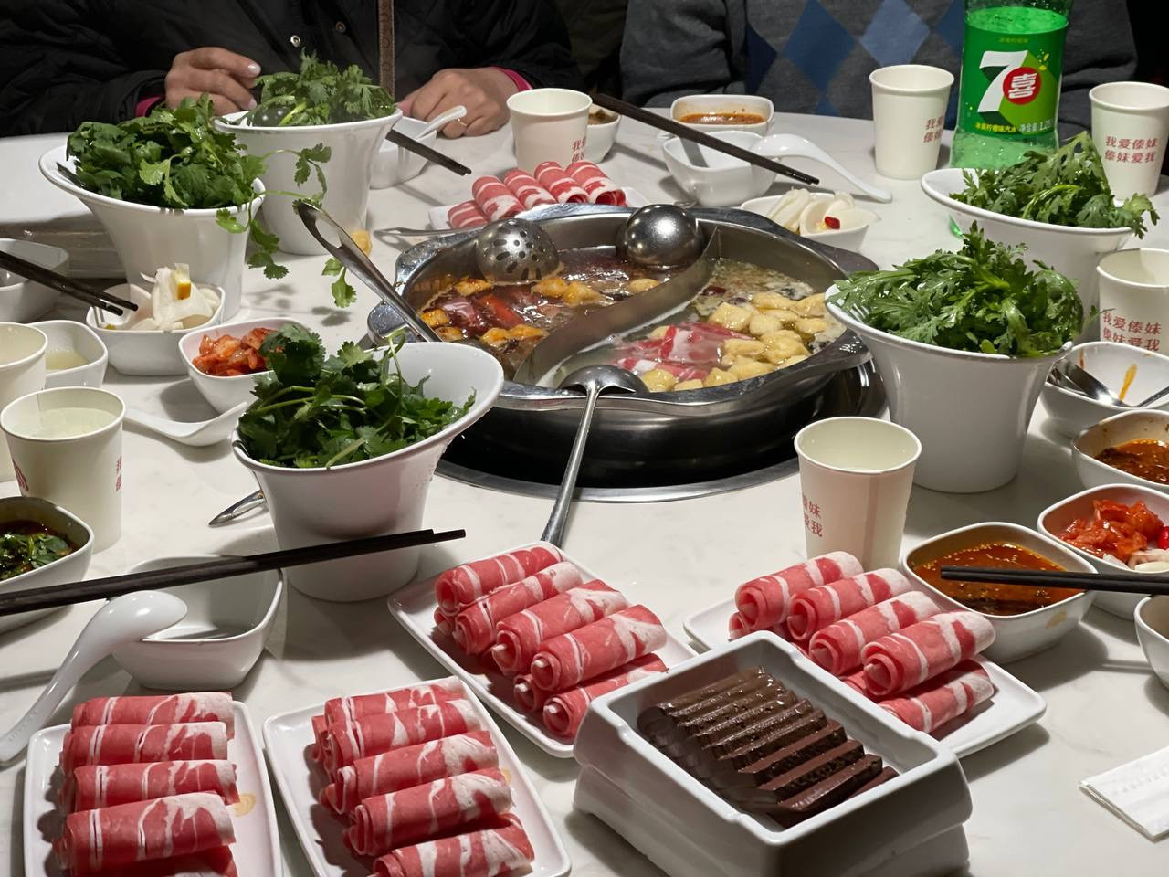 Bàn tiệc buffet đa dạng món ăn Á Âu hấp dẫn