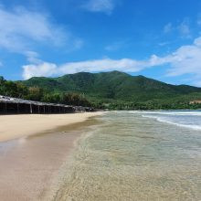 Khám Phá Các Bãi Biển Cam Ranh Tuyệt Đẹp: Cẩm Nang Du Lịch Từ A-Z 1 Một góc bãi biển Cam Ranh với bờ cát trắng và biển xanh êm đềm