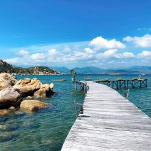 Khám Phá Các Bãi Biển Cam Ranh Tuyệt Đẹp: Cẩm Nang Du Lịch Từ A-Z 2 Khung cảnh yên bình tại một bãi biển hoang sơ của Bình Lập