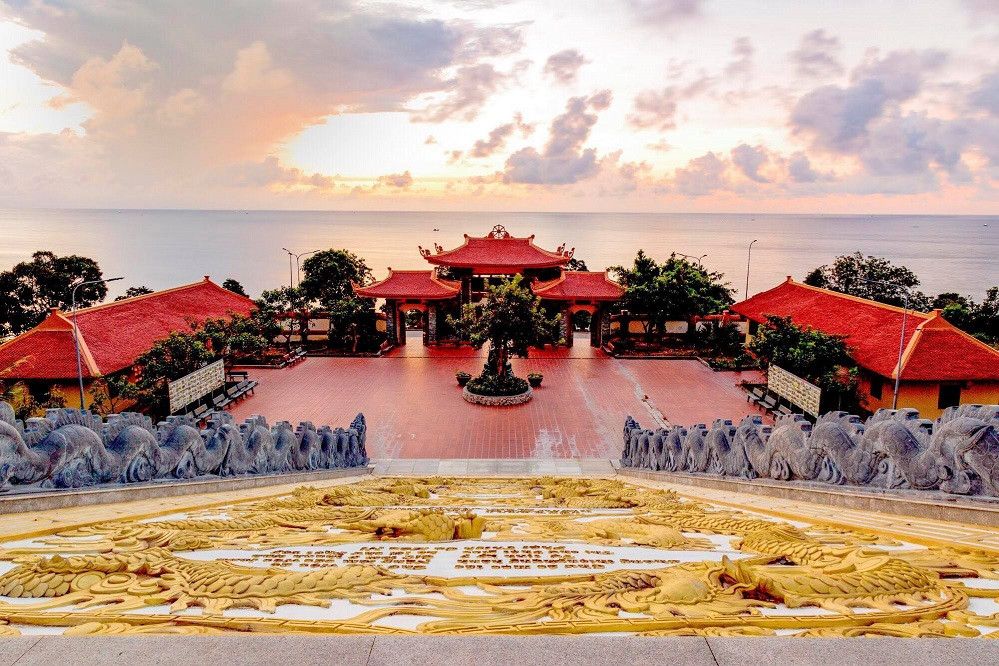 Bình minh tuyệt đẹp ló rạng phía chân trời tại Chùa Hộ Quốc