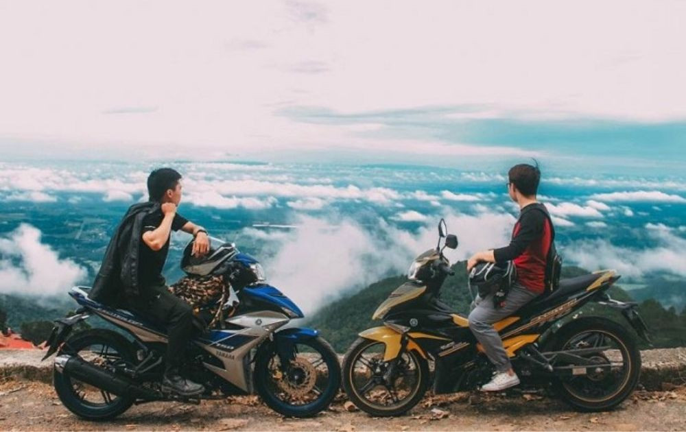 Một nhóm bạn trẻ đang chuẩn bị khởi hành chuyến du lịch Tam Đảo 2 ngày 1 đêm bằng xe máy