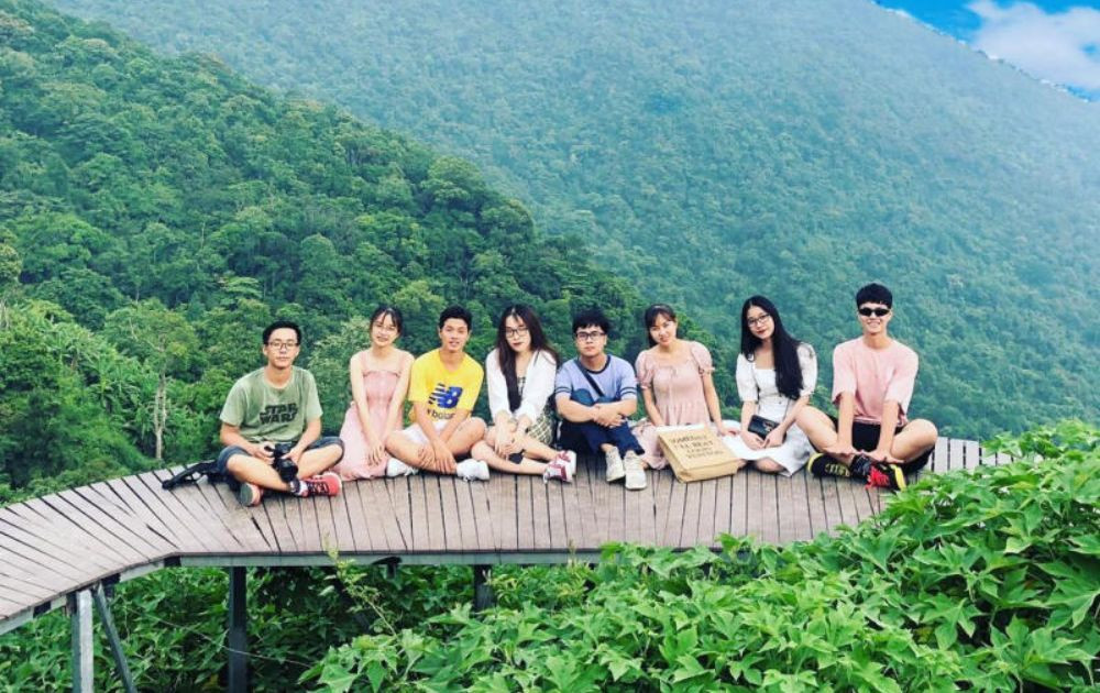 Một nhóm du khách trẻ đang cùng nhau chụp ảnh lưu niệm tại Tam Đảo, thể hiện tinh thần du lịch tự túc theo nhóm