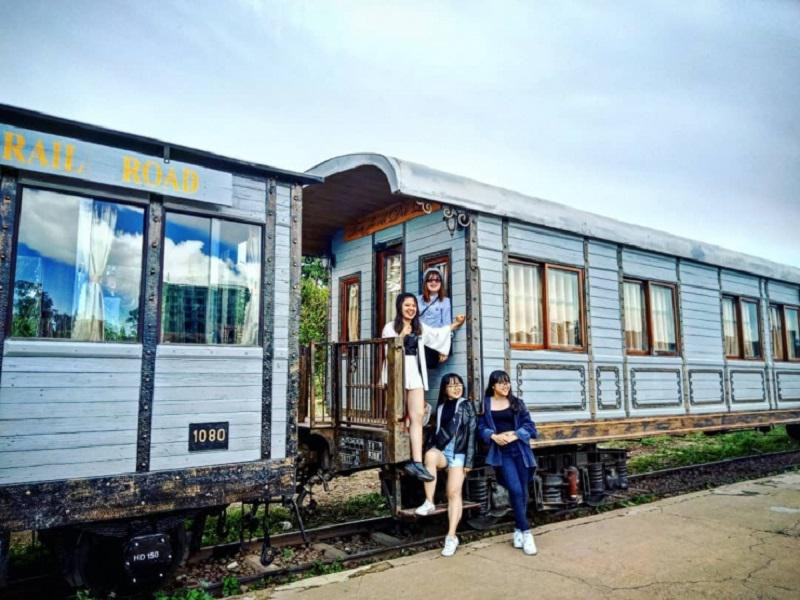 Du khách chụp ảnh check-in cùng những toa tàu cũ tại Ga Đà Lạt