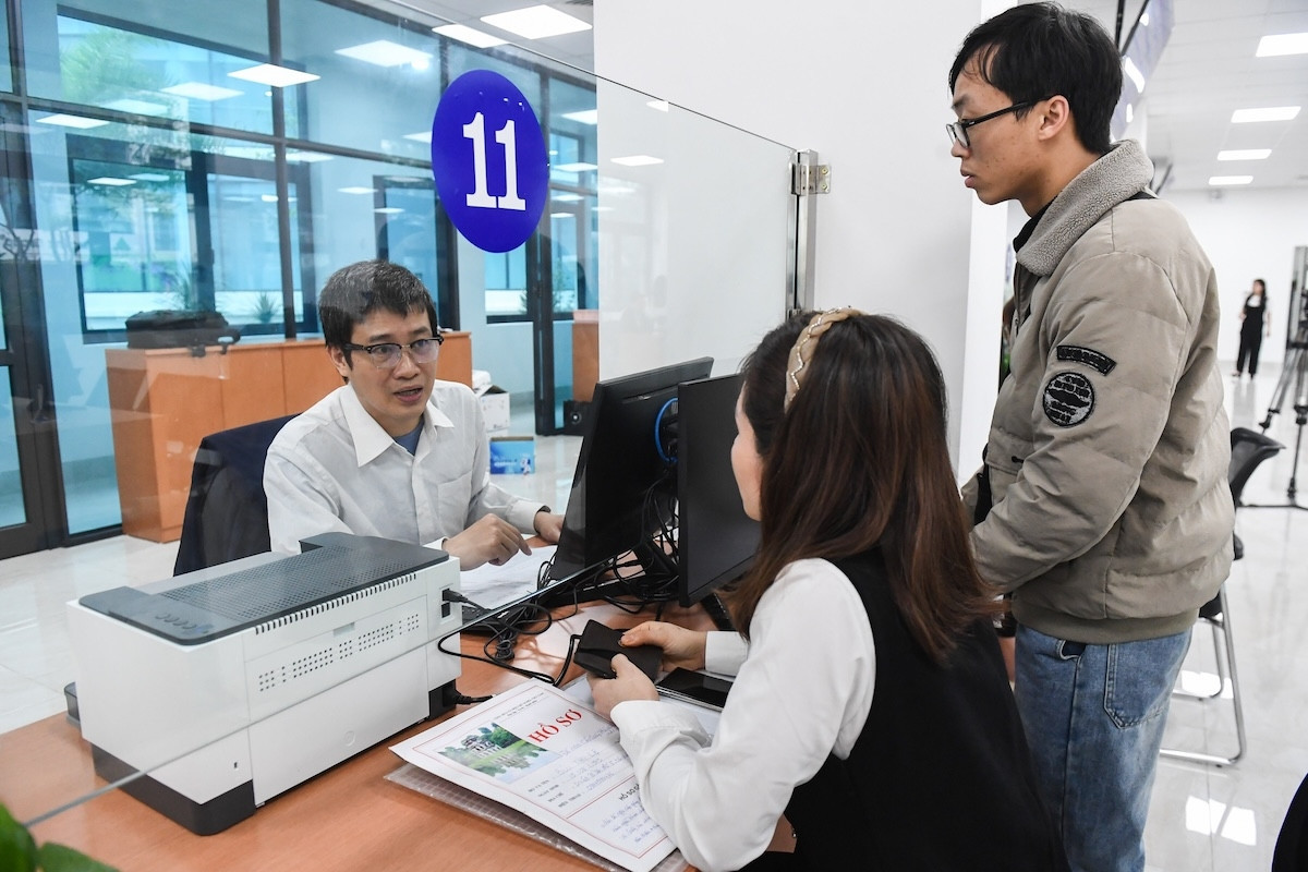 Hình ảnh tượng trưng về chính sách tiền lương và phúc lợi cho cán bộ công chức