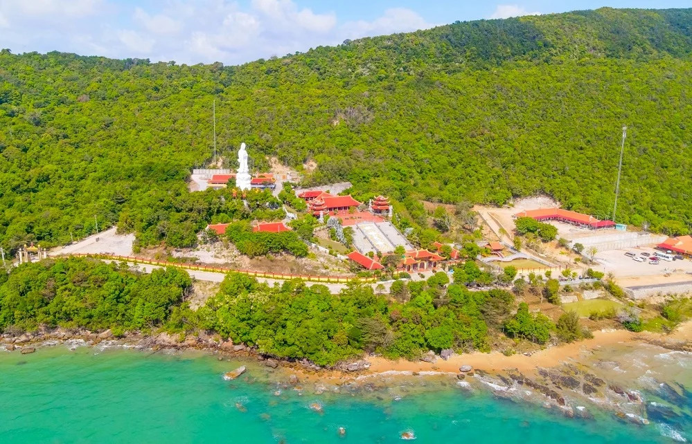 Toàn cảnh Chùa Hộ Quốc nhìn từ trên cao, nổi bật giữa núi rừng và biển cả