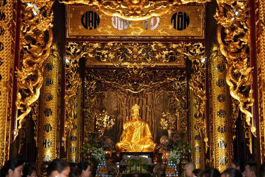 Tượng Phật và kiến trúc Đại Hùng Bảo Điện uy nghi bên trong Chùa Hộ Quốc