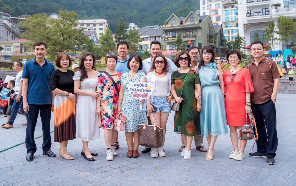 Hình ảnh một nhóm du khách đang tham gia tour du lịch Tam Đảo, biểu thị sự thuận tiện của việc đi theo đoàn