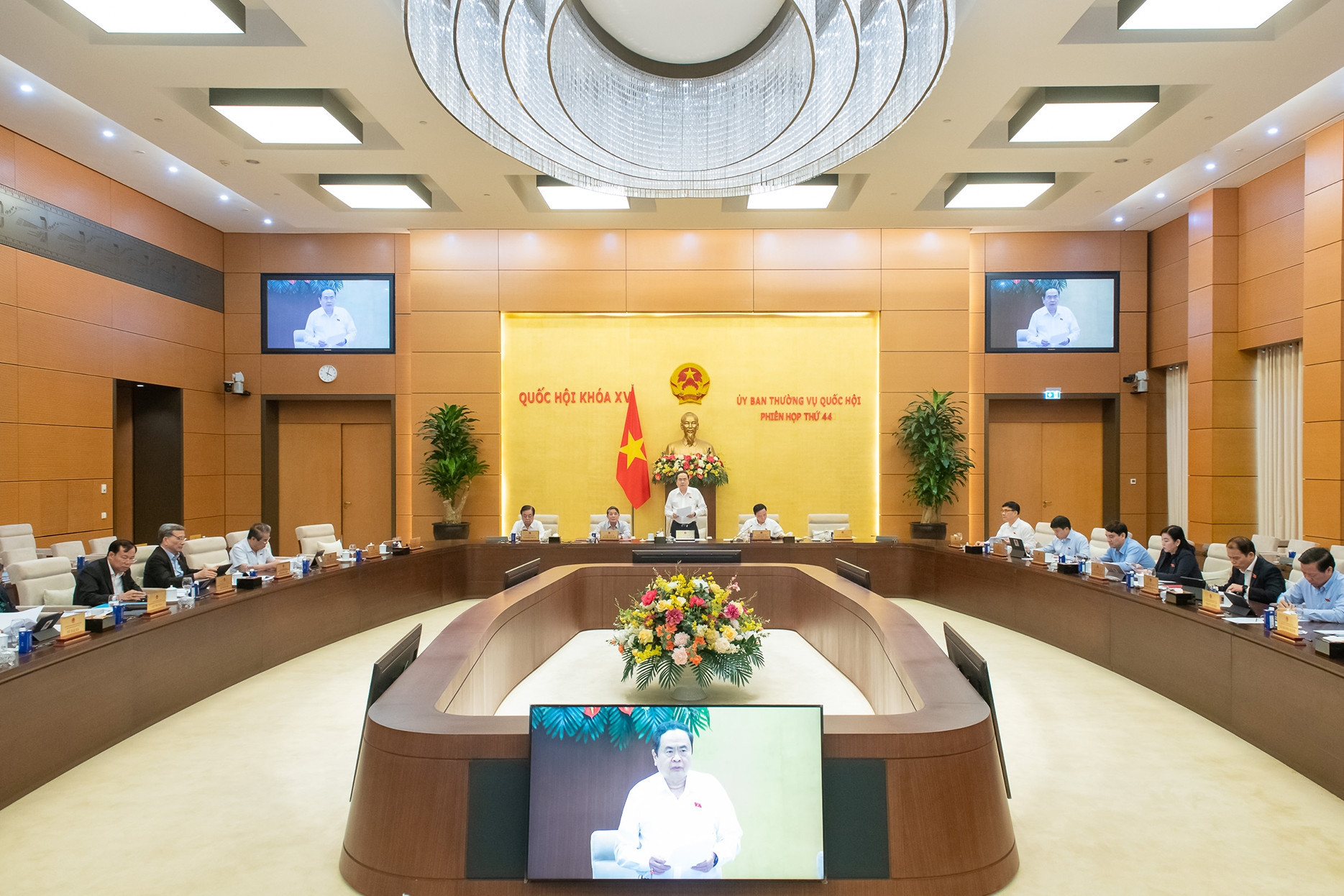 Hộp phiếu bầu và hình ảnh liên quan đến việc bầu cử, thể hiện quy trình hành chính