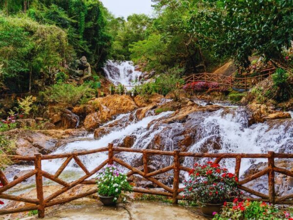 Thác Datanla hùng vĩ ẩn mình giữa rừng nguyên sinh Đà Lạt