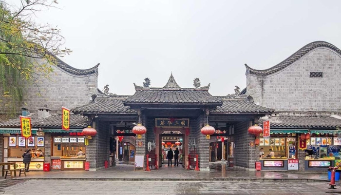 Kiến trúc cổ kính của Đền Vũ Hầu với mái ngói cong và tường đỏ