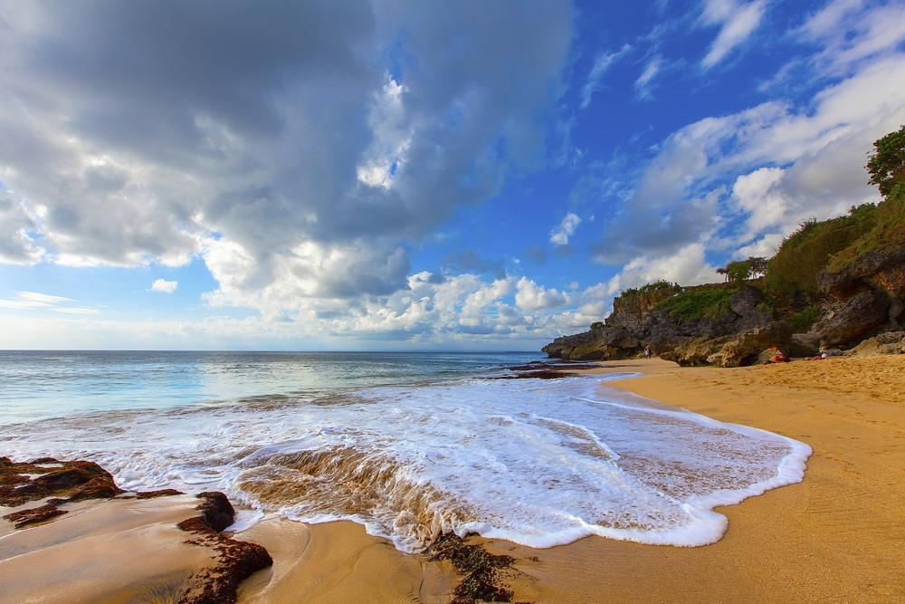 Kinh Nghiệm Du Lịch Bali Tự Túc: Cẩm Nang Khám Phá Hòn Đảo Thiên Đường 8 Bãi biển Jimbaran lãng mạn khi hoàng hôn buông xuống