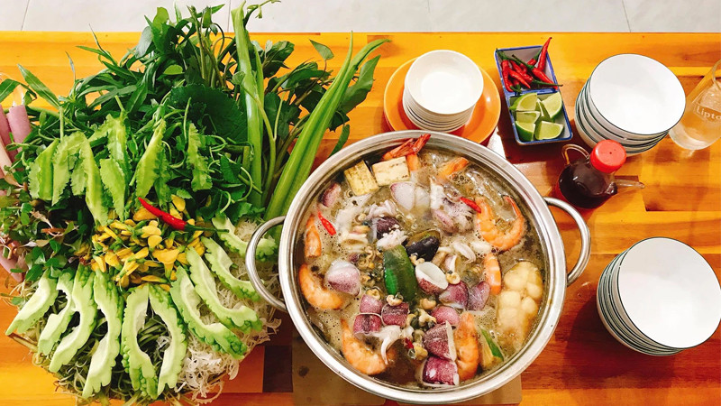 Khám Phá 15 Món Đặc Sản An Giang "Phải Thử" Một Lần Trong Đời 3 Nồi lẩu mắm Châu Đốc đầy ắp hải sản và rau xanh tươi