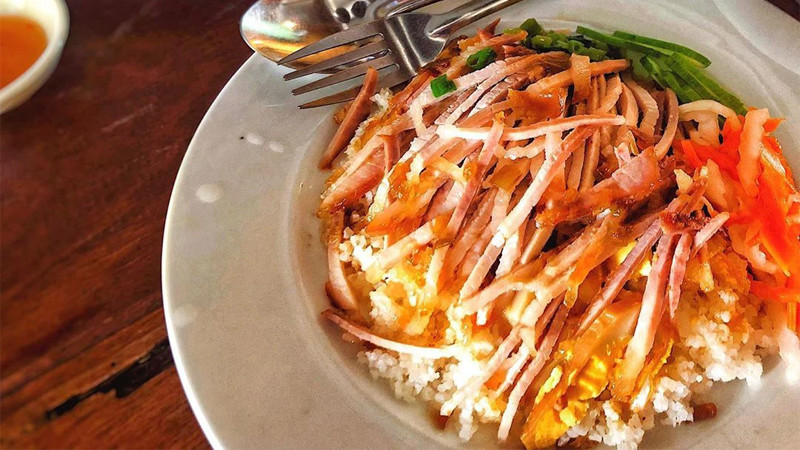 Khám Phá 15 Món Đặc Sản An Giang "Phải Thử" Một Lần Trong Đời 4 Đĩa cơm tấm Long Xuyên đầy đủ sườn, bì, chả và trứng chiên