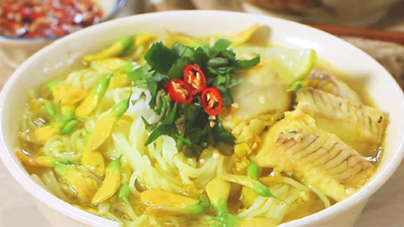 Khám Phá 15 Món Đặc Sản An Giang "Phải Thử" Một Lần Trong Đời 1 Một tô bún cá vàng ươm với rau sống xanh tươi