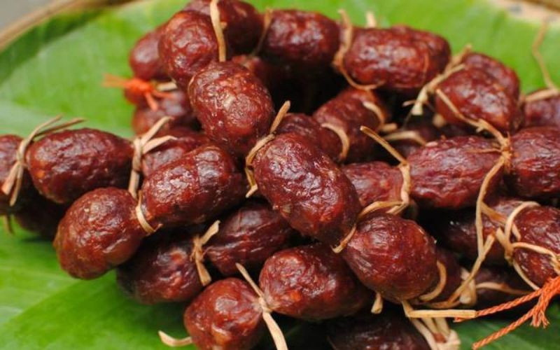 Khám Phá 15 Món Đặc Sản An Giang "Phải Thử" Một Lần Trong Đời 9 Tung lò mò (lạp xưởng bò) tươi ngon, sẵn sàng để chế biến