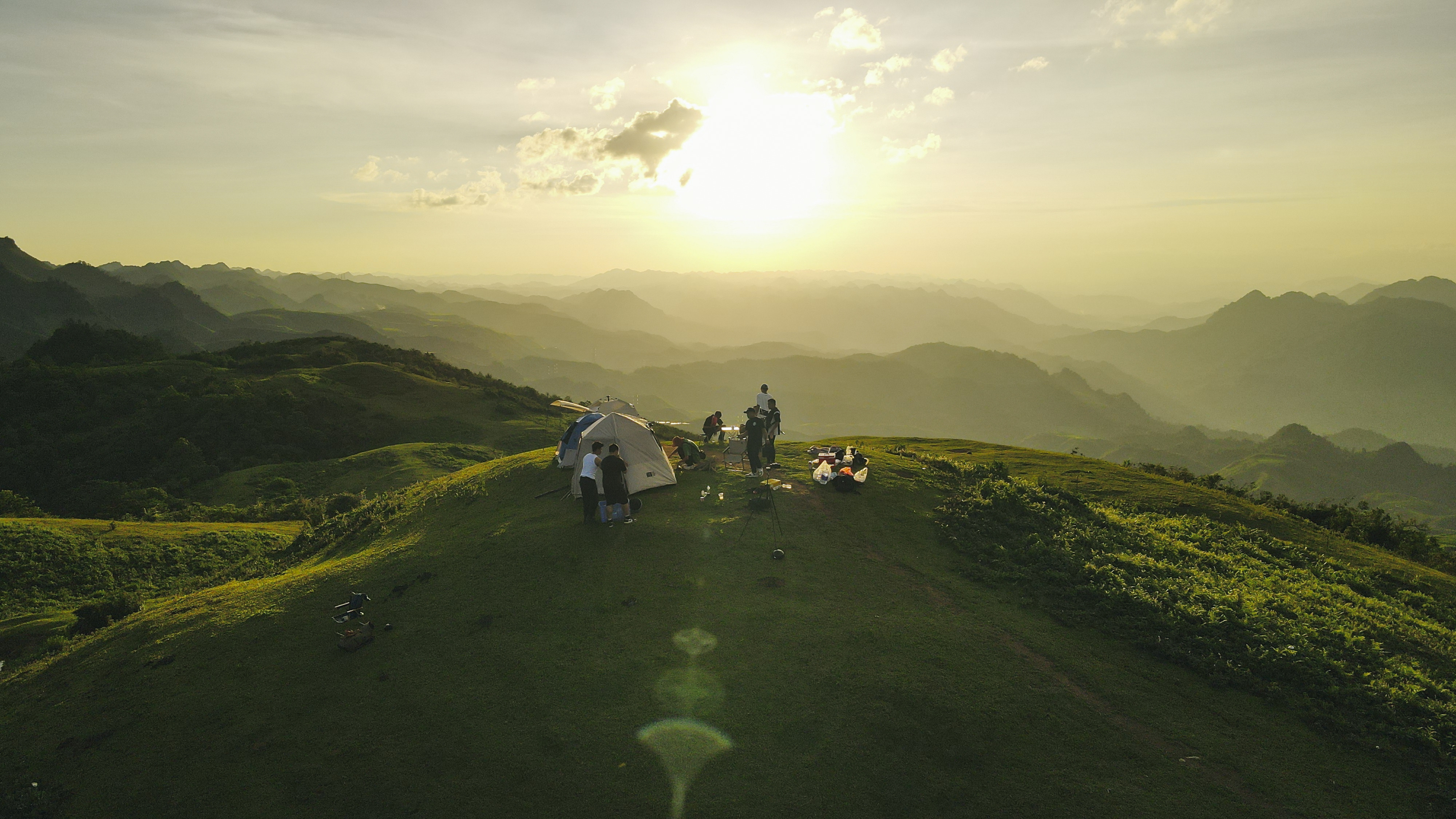 Cảnh đẹp hùng vĩ của núi non trên Đỉnh Tò Bò Mộc Châu