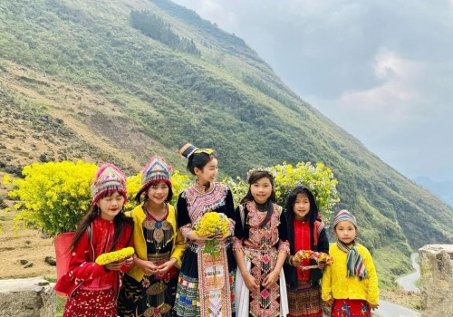 Dòng nước trắng xóa đổ xuống từ thác Bản Giốc, tạo nên cảnh tượng ngoạn mục