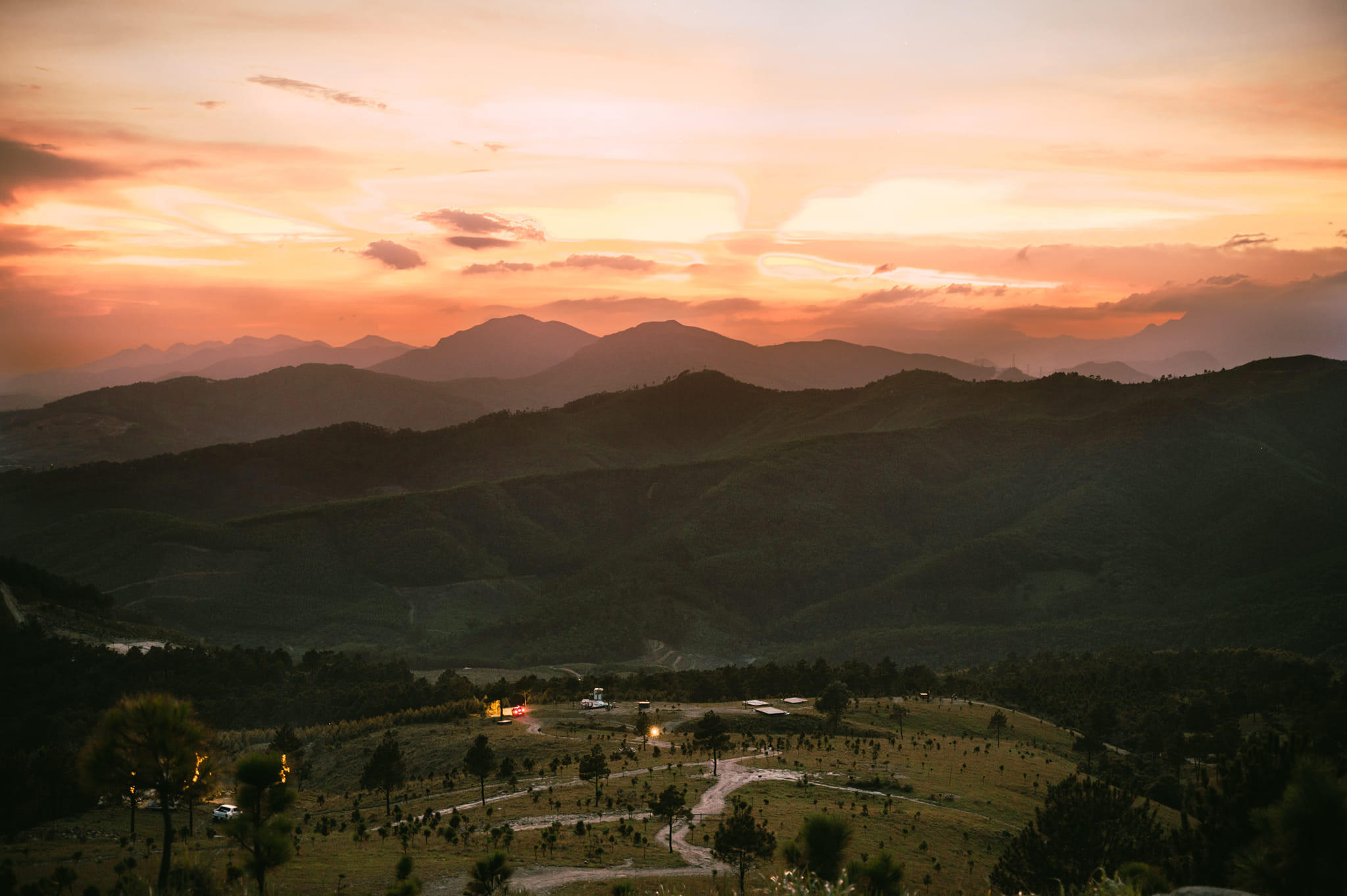 Đồi Phượng Hoàng khi ánh hoàng hôn buông xuống