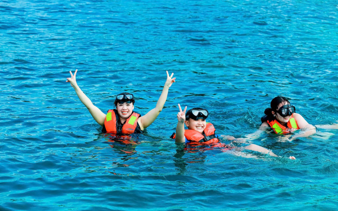 Du khách trải nghiệm lặn ngắm san hô tại Phú Quốc