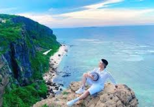 Cảnh quan biển Lý Sơn với bãi biển cát trắng, nước biển xanh trong và những chiếc thuyền thúng truyền thống