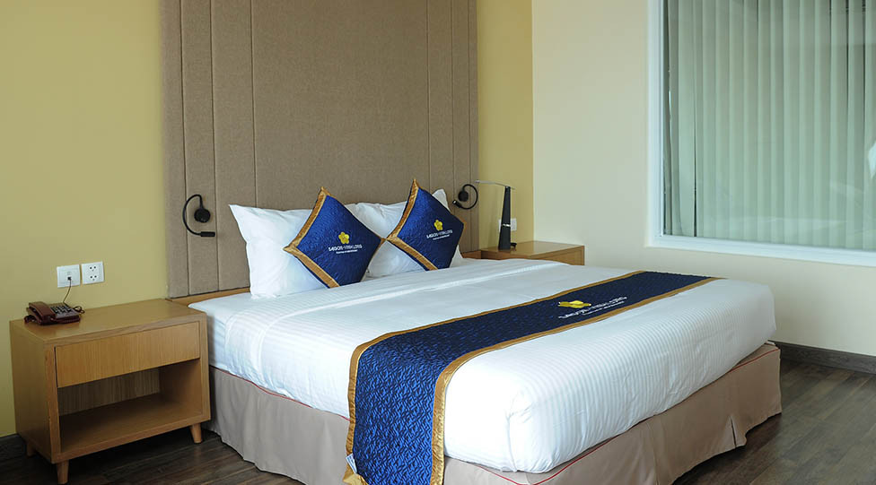 Không gian sang trọng của phòng Suite nhìn ra sông tại khách sạn Sài Gòn Vĩnh Long