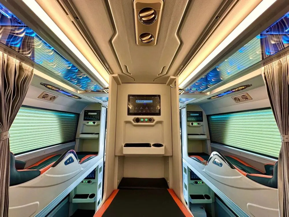 Nội thất xe giường nằm limousine với ghế ngả và tiện nghi hiện đại