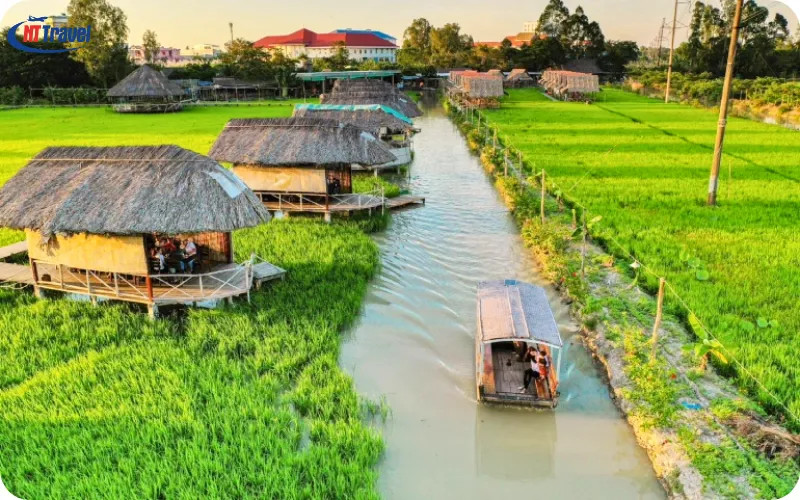 Khám Phá Khu Du Lịch Mỹ Phước Thành: "Miền Tây Thu Nhỏ" Đầy Thơ Mộng Ở Đồng Tháp 4 Du khách trải nghiệm chèo xuồng ba lá trên sông nước
