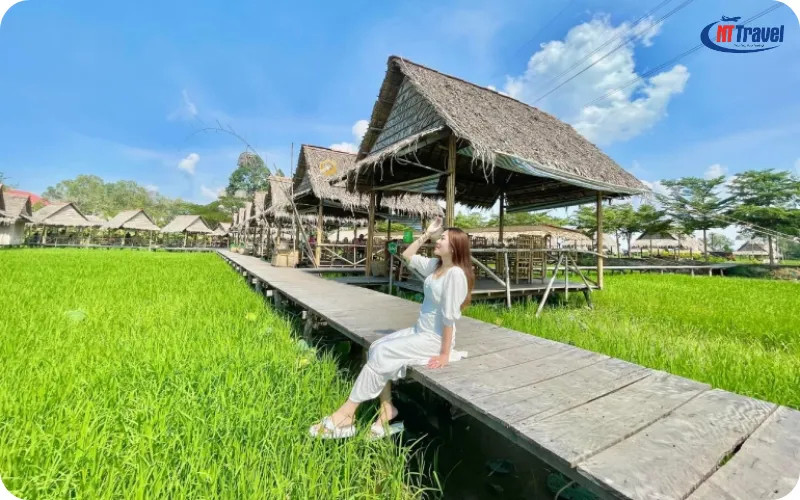 Khám Phá Khu Du Lịch Mỹ Phước Thành: "Miền Tây Thu Nhỏ" Đầy Thơ Mộng Ở Đồng Tháp 2 Du khách check-in giữa cánh đồng lúa và đầm sen tại Mỹ Phước Thành