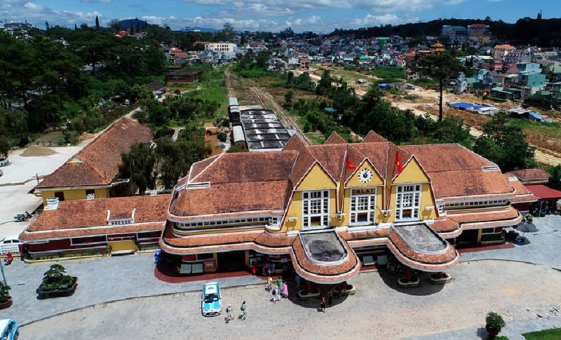 Ga Đà Lạt với thiết kế mang biểu tượng của vùng núi Langbiang, với mái nhà gồm 3 chóp đỉnh